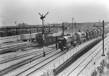 836665 Gezicht op het goederenemplacement Rotterdam Zuid te Rotterdam, met op de voorgrond de rangeerheuvel.